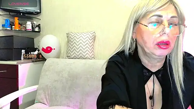 Snapshot of SusieNoreen chatting on December 2, 7:10 am SusieNoreen online show from December 2, 7:10 am