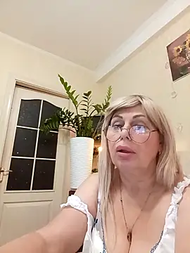 Snapshot of SusieNoreen chatting on September 16, 3:03 am SusieNoreen online show from September 16, 3:03 am