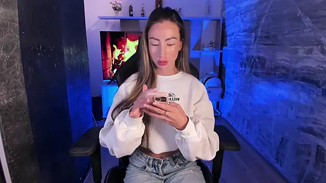 juliasprousse  online show from October 6, 1:39 pm