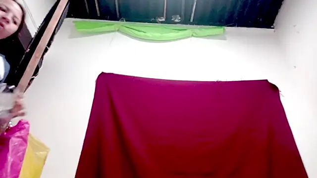 PetiteIvoryQueen19 online show from October 8, 8:40 am