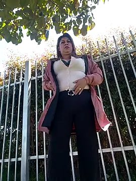 Laura-Hernandez online show from May 9, 3:25 pm