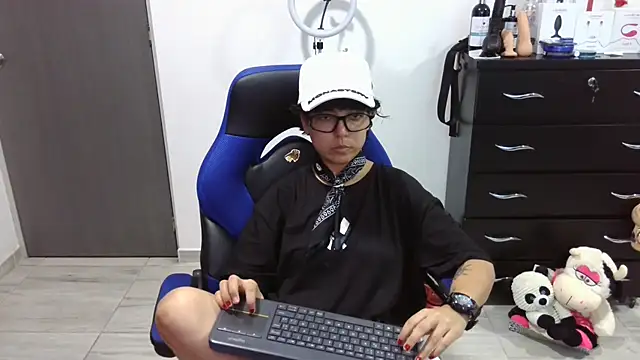 thomascooper7 online show from February 4, 2:47 am