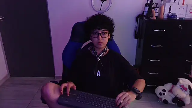 thomascooper7 online show from February 20, 7:15 pm