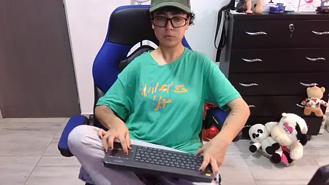 thomascooper7 online show from December 14, 8:03 pm