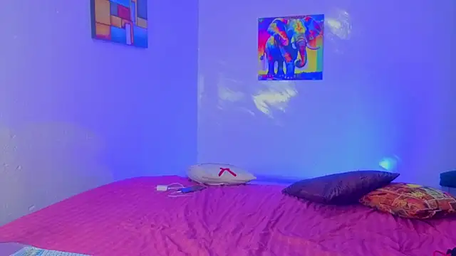 Luci And Sofi online show from February 19, 1:32 pm