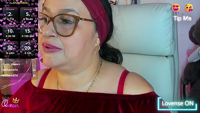 Gia Nahomi online show from May 15, 10:45 pm