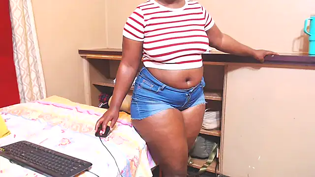 sexychocolatbox10 online show from October 12, 7:00 am