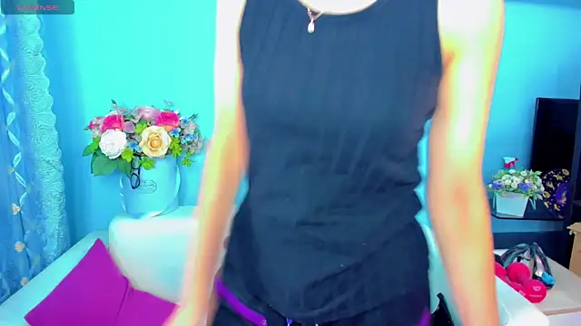 LindaaLu online show from May 18, 4:51 am
