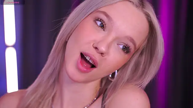  AlinaBailey online show from April 8, 7:10 am