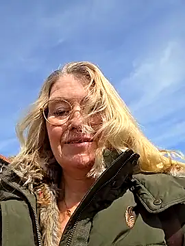 lisalustjouw online show from April 8, 11:12 am