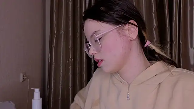 HanaMitsuri online show from December 18, 6:07 am