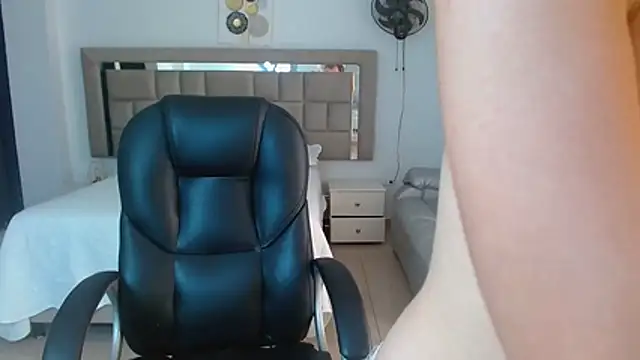 zoecruzz online show from April 10, 2:01 pm