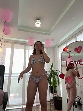 nicollefiorett online show from February 5, 8:45 pm