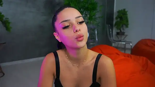 Snapshot of CherrySelena chatting on September 18, 7:34 pm CherrySelena online show from September 18, 7:34 pm