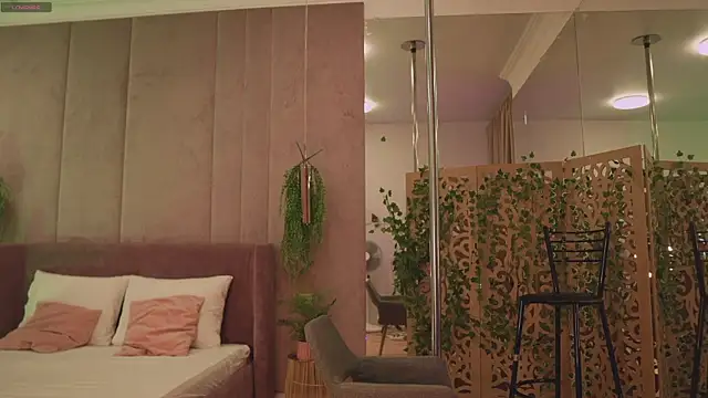 Smiley Mia online show from November 15, 5:19 am