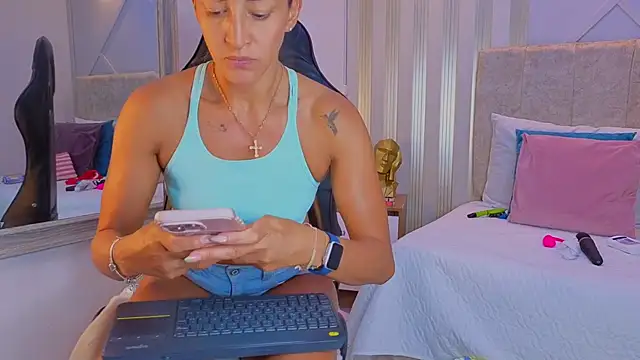 Tayra Pradit online show from May 24, 6:51 pm