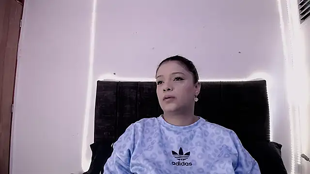 Nicol Love0 online show from May 14, 1:17 pm
