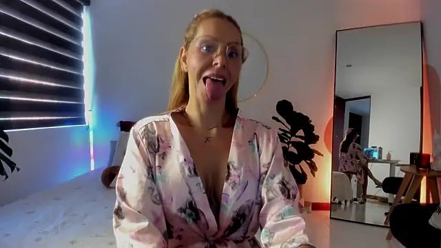 AvaCollinss online show from March 25, 2:31 pm