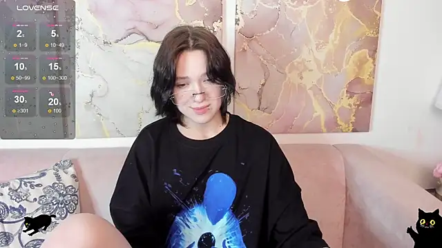 fiamoory online show from May 18, 2:43 am
