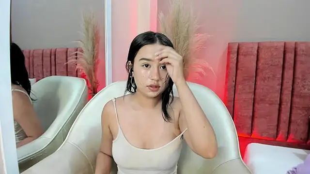 LaraGoldd online show from April 7, 12:45 am