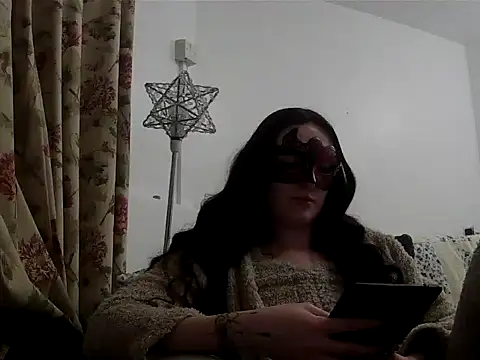 LexiSnowUK online show from February 3, 9:40 pm