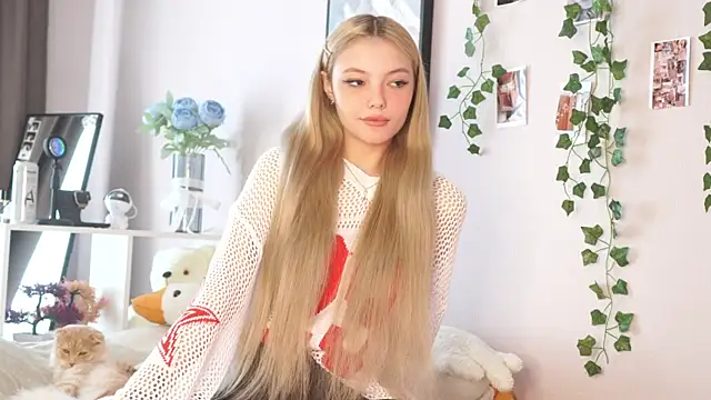 norakisses online show from May 4, 7:12 am