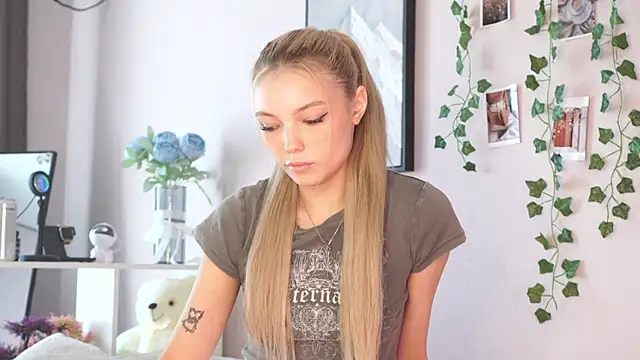 norakisses online show from May 5, 7:22 am