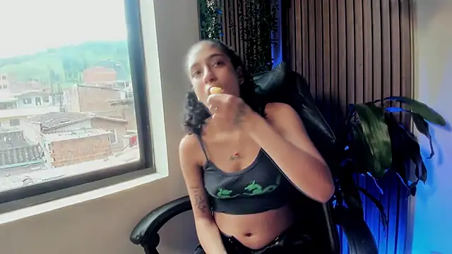 Layla 707 online show from December 4, 9:48 pm