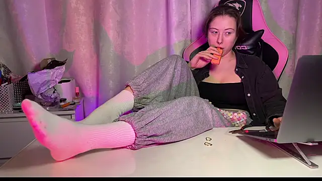 Snapshot of misswishh_ chatting on September 18, 8:51 pm misswishh online show from September 18, 8:51 pm