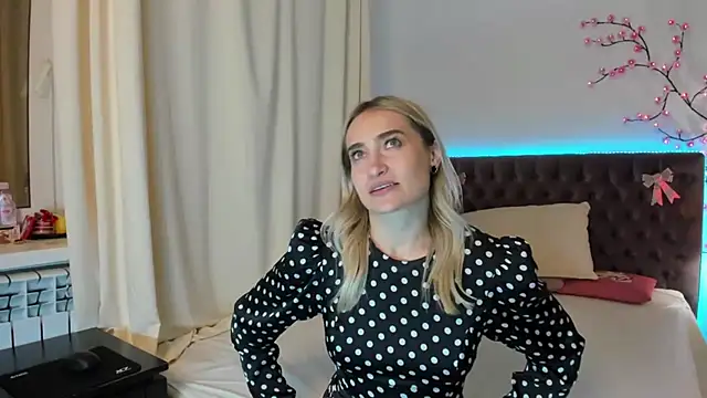KateOwyns online show from May 18, 11:49 am