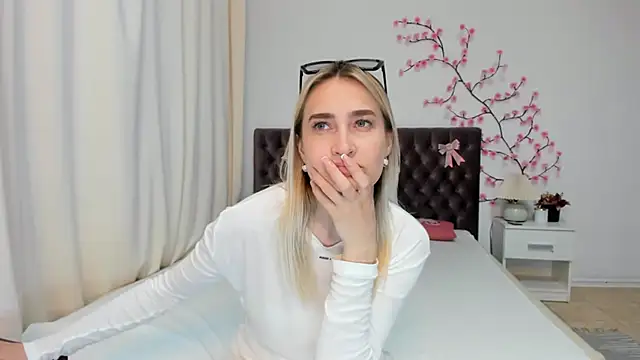 KateOwyns online show from May 19, 12:12 pm