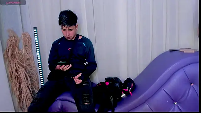 Yourslust  online show from December 4, 8:09 pm