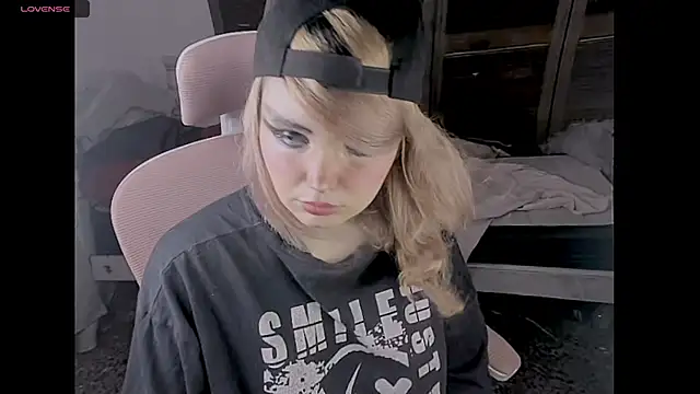 Snapshot of Cinnamondoll19 chatting on September 20, 8:23 am Cinnamondoll19 online show from September 20, 8:23 am