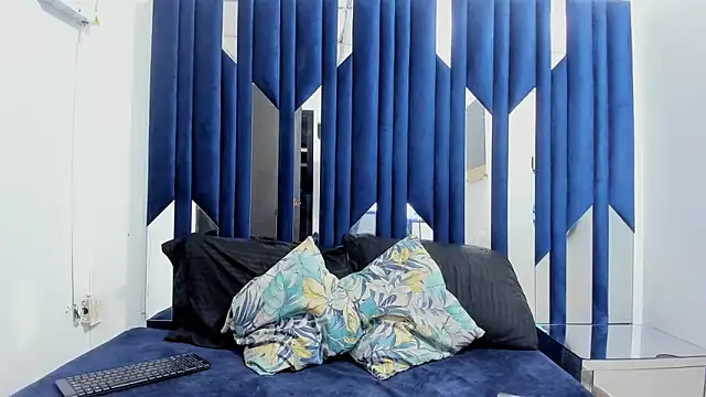 Milanxht online show from October 27, 6:57 pm