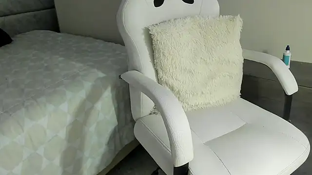 naomiii   online show from May 19, 11:39 am