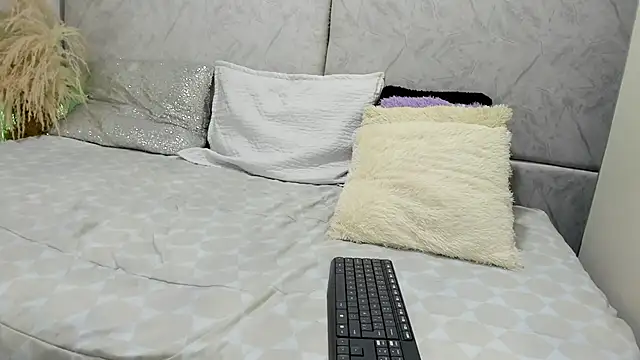 naomiii   online show from May 5, 11:35 am