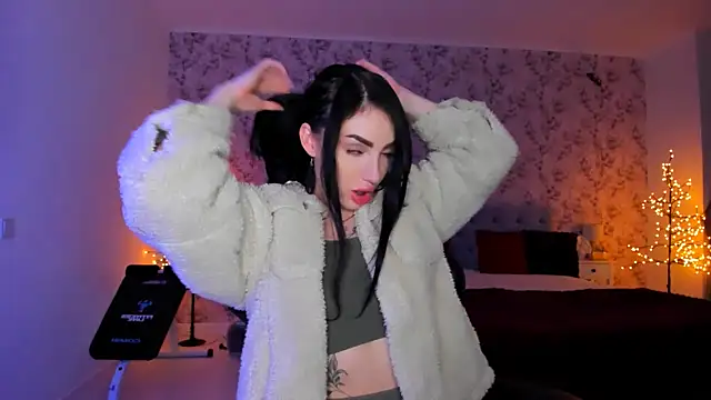 NancyLovee  online show from April 19, 6:10 pm