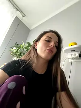 AmiLavs online show from December 21, 11:25 am