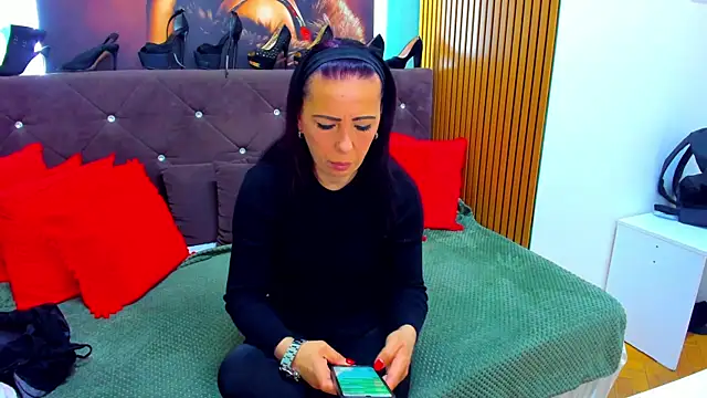 LauraSin online show from May 1, 3:32 am
