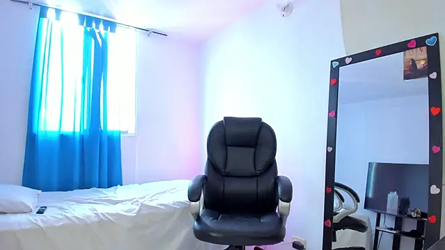 Aleja arango1 online show from March 25, 7:39 pm