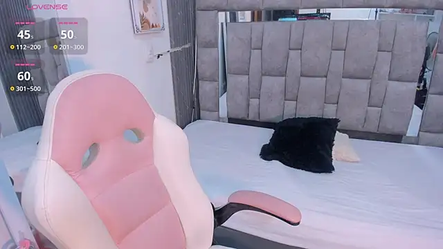 zulyjones online show from April 6, 1:01 pm