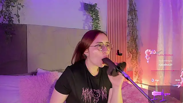 centaurigirl online show from February 19, 4:34 am