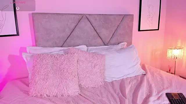 Emilyh  online show from March 17, 1:15 pm