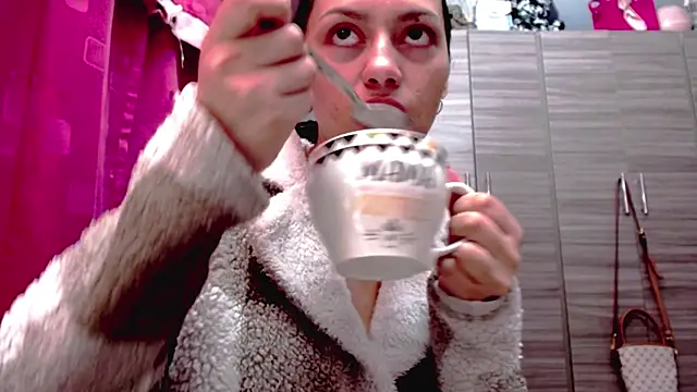 holy juli online show from February 11, 4:36 am