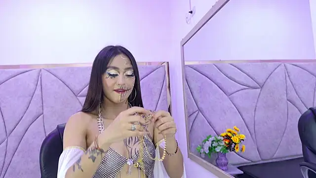 Miaa Thopmson online show from October 17, 8:12 pm