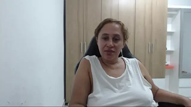 RoxanaLove9 online show from May 3, 11:41 pm