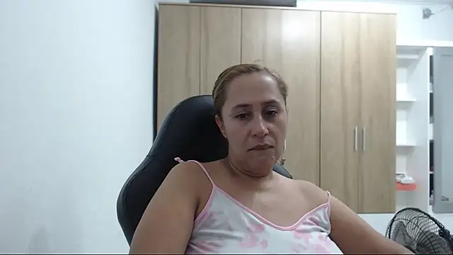 RoxanaLove9 online show from May 6, 12:14 am