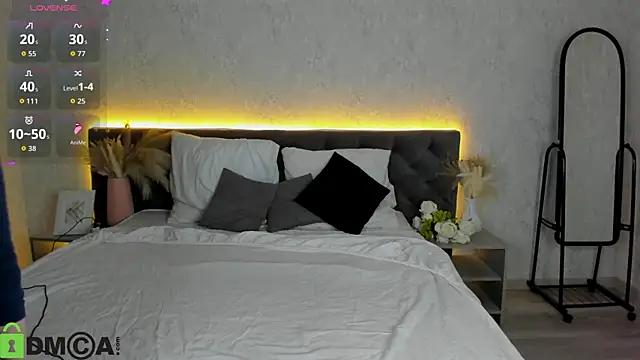 Michelle Blond online show from March 2, 9:16 am