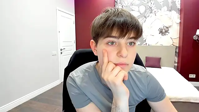 EmiliaYours online show from February 21, 3:13 pm