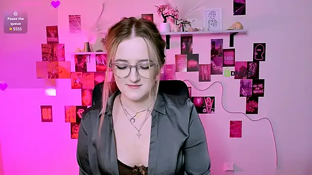 luna berryy online show from May 6, 8:24 pm